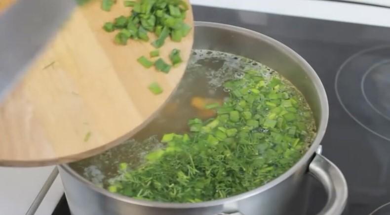 Коли немає м'яса та часу, варю суп із "заморозки"