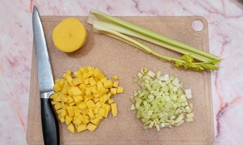 Дієтичний червоний борщ з куркою та селерою за півгодини