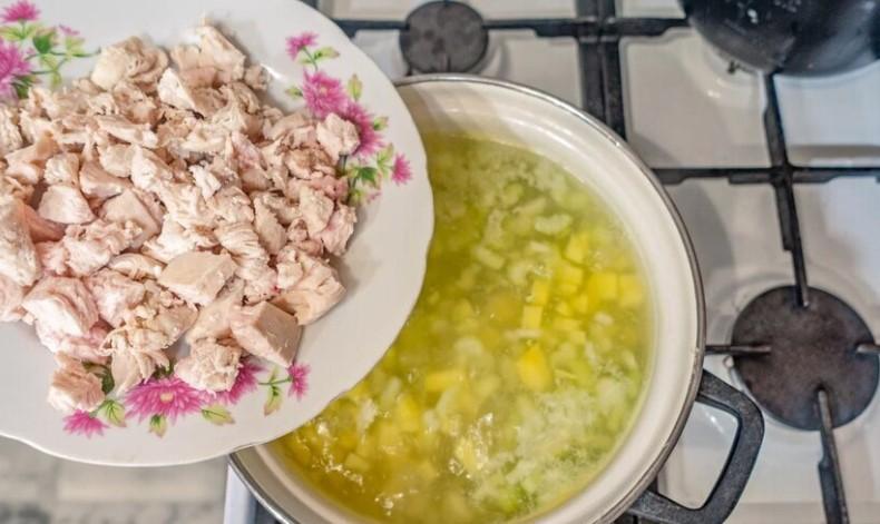 Дієтичний червоний борщ з куркою та селерою за півгодини