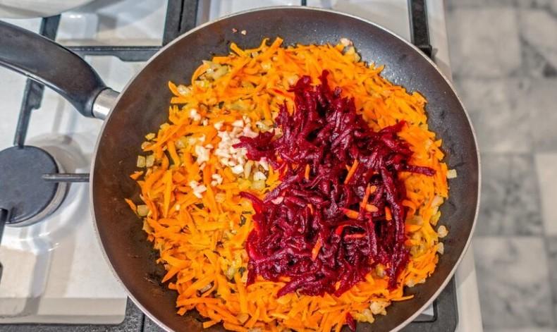 Дієтичний червоний борщ з куркою та селерою за півгодини