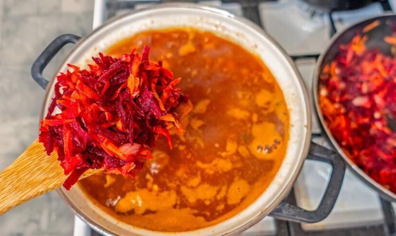 Дієтичний червоний борщ з куркою та селерою за півгодини