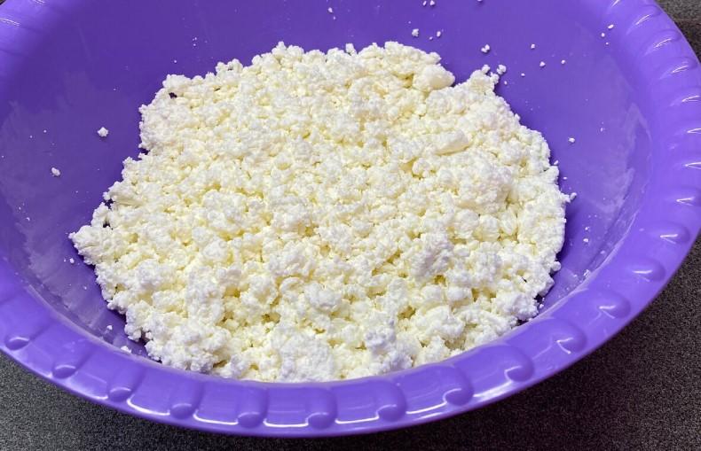 Рецепт ідеальних сирників розкрито. Не «пливуть» на сковороді, добре тримають форму