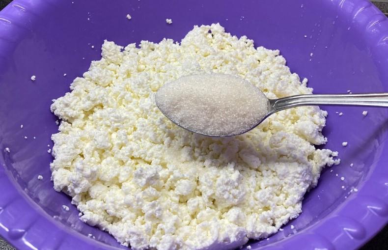 Рецепт ідеальних сирників розкрито. Не «пливуть» на сковороді, добре тримають форму