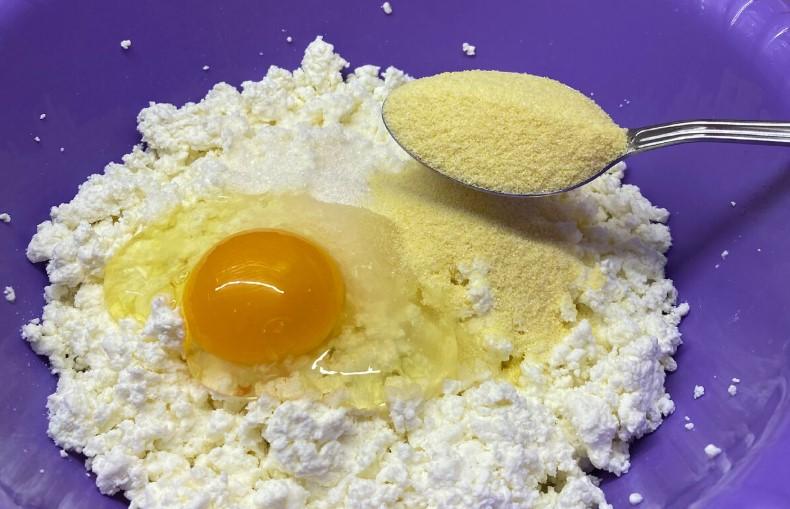 Рецепт ідеальних сирників розкрито. Не «пливуть» на сковороді, добре тримають форму