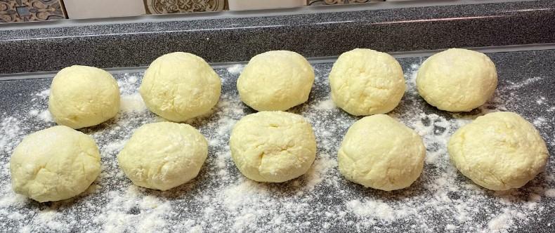 Рецепт ідеальних сирників розкрито. Не «пливуть» на сковороді, добре тримають форму