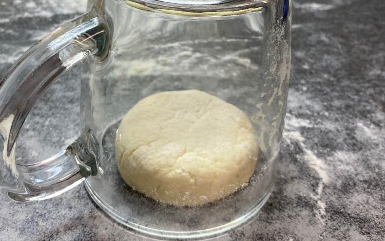 Рецепт ідеальних сирників розкрито. Не «пливуть» на сковороді, добре тримають форму