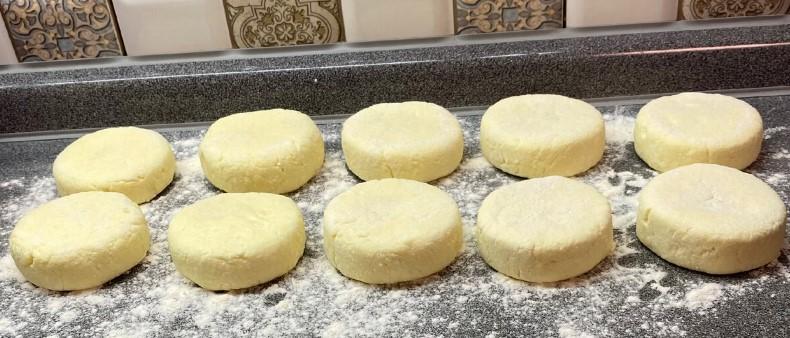 Рецепт ідеальних сирників розкрито. Не «пливуть» на сковороді, добре тримають форму