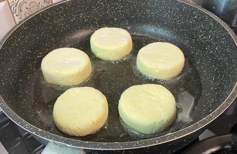 Рецепт ідеальних сирників розкрито. Не «пливуть» на сковороді, добре тримають форму