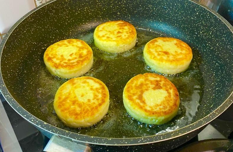 Рецепт ідеальних сирників розкрито. Не «пливуть» на сковороді, добре тримають форму