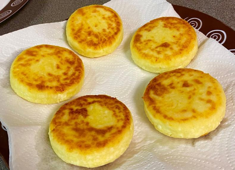 Рецепт ідеальних сирників розкрито. Не «пливуть» на сковороді, добре тримають форму