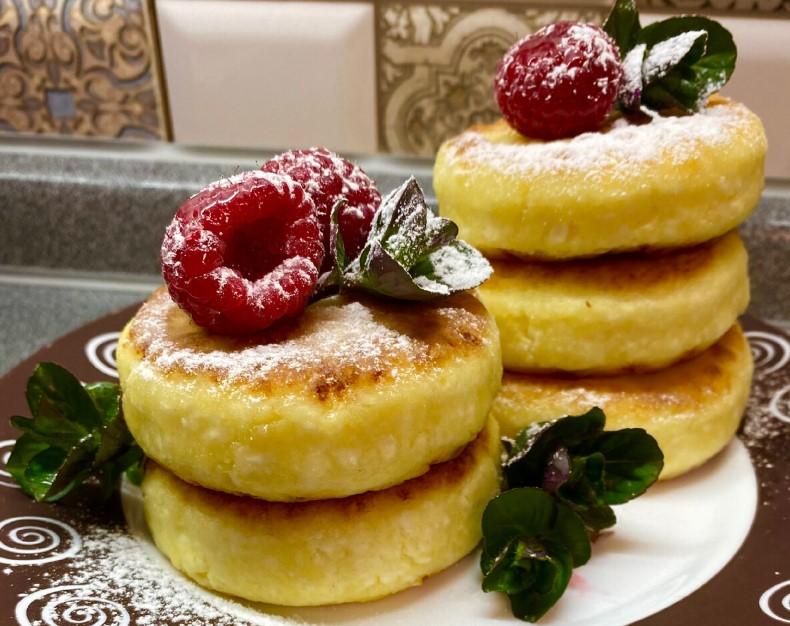 Рецепт ідеальних сирників розкрито. Не «пливуть» на сковороді, добре тримають форму