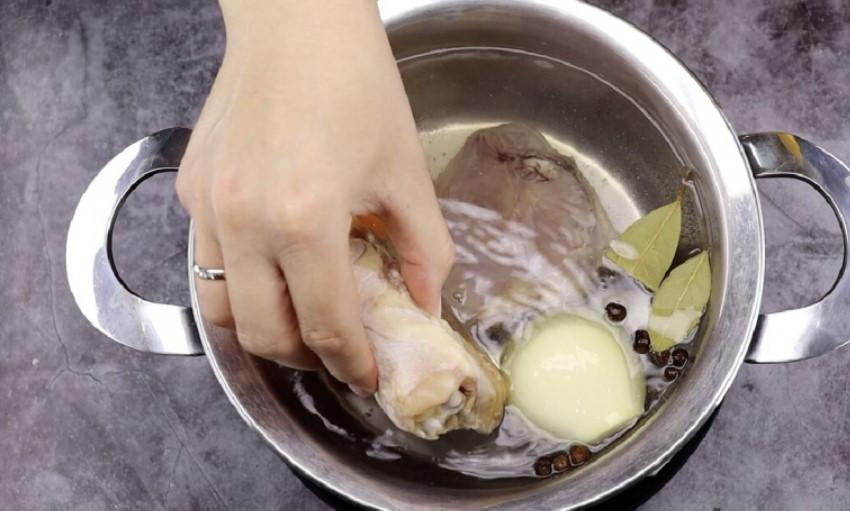 Курячий суп зі смаженою вермішеллю: наваристий і дуже смачний