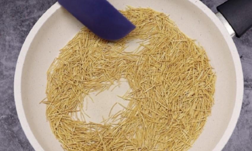 Курячий суп зі смаженою вермішеллю: наваристий і дуже смачний