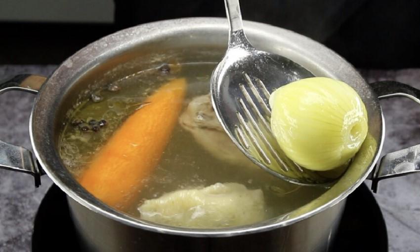 Курячий суп зі смаженою вермішеллю: наваристий і дуже смачний