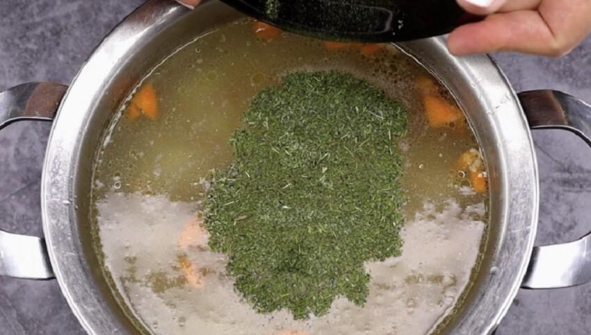 Курячий суп зі смаженою вермішеллю: наваристий і дуже смачний