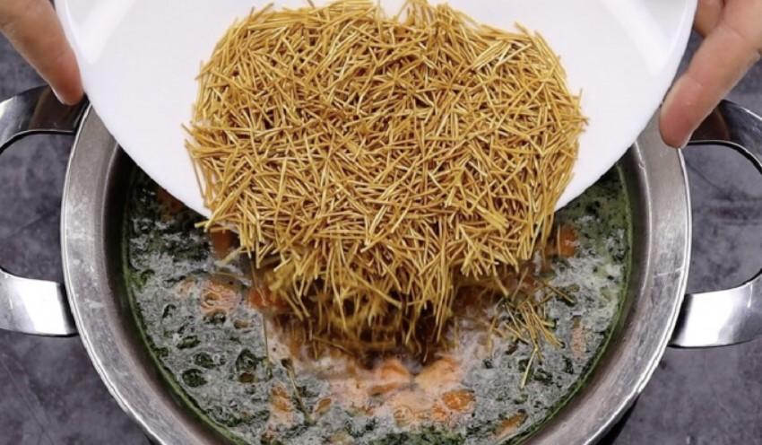 Курячий суп зі смаженою вермішеллю: наваристий і дуже смачний