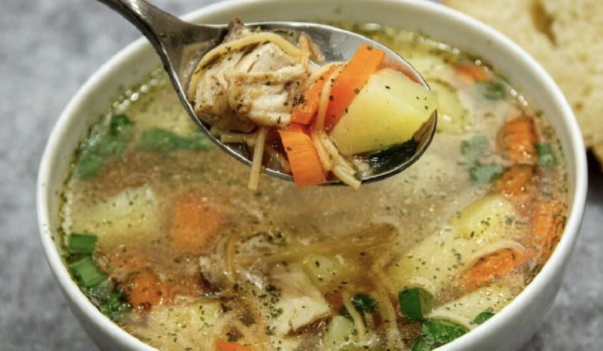 Курячий суп зі смаженою вермішеллю: наваристий і дуже смачний