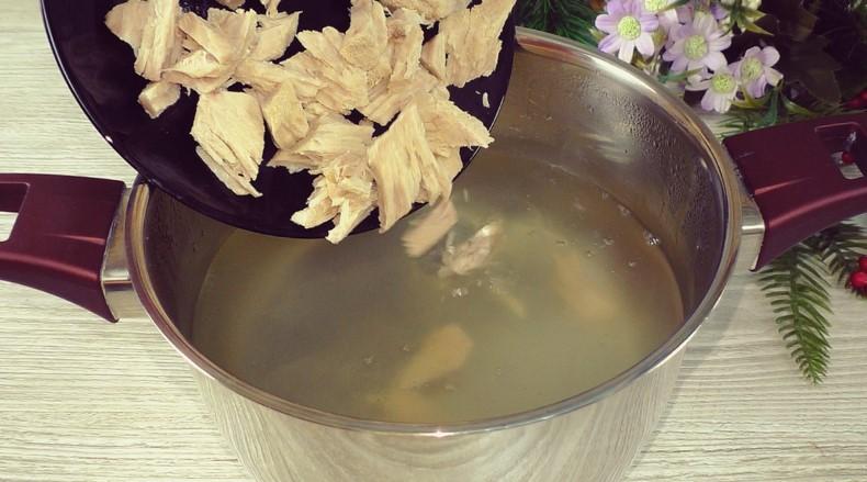 Беру кропиву, щавель, зелену цибулю та варю смачний весняний суп