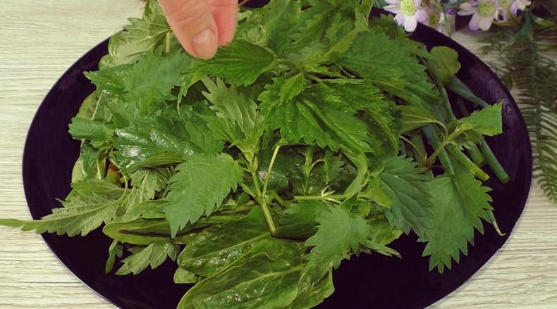 Беру кропиву, щавель, зелену цибулю та варю смачний весняний суп