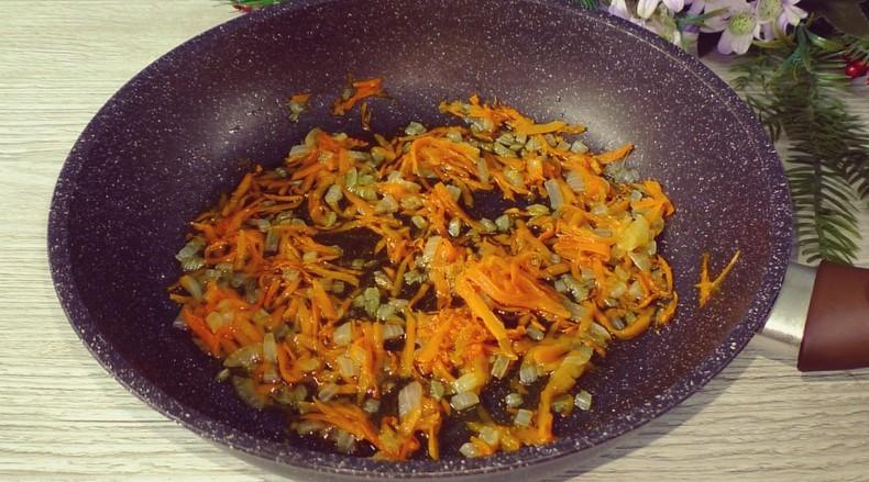 Беру кропиву, щавель, зелену цибулю та варю смачний весняний суп