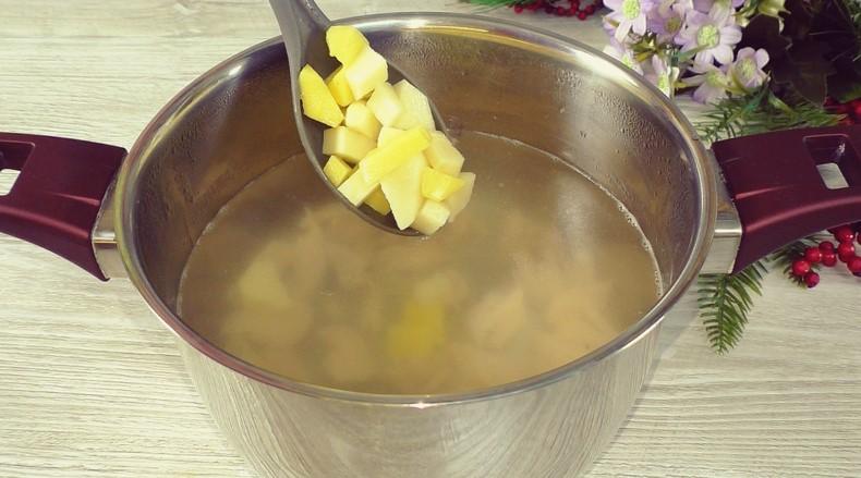 Беру кропиву, щавель, зелену цибулю та варю смачний весняний суп