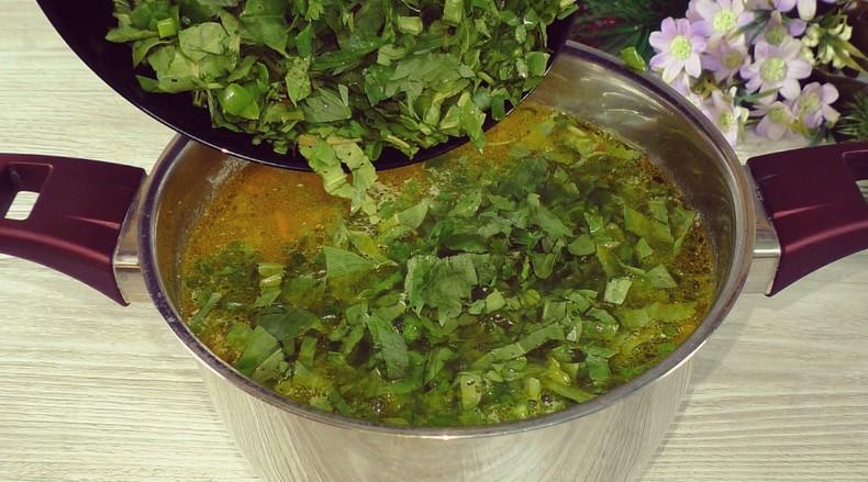 Беру кропиву, щавель, зелену цибулю та варю смачний весняний суп