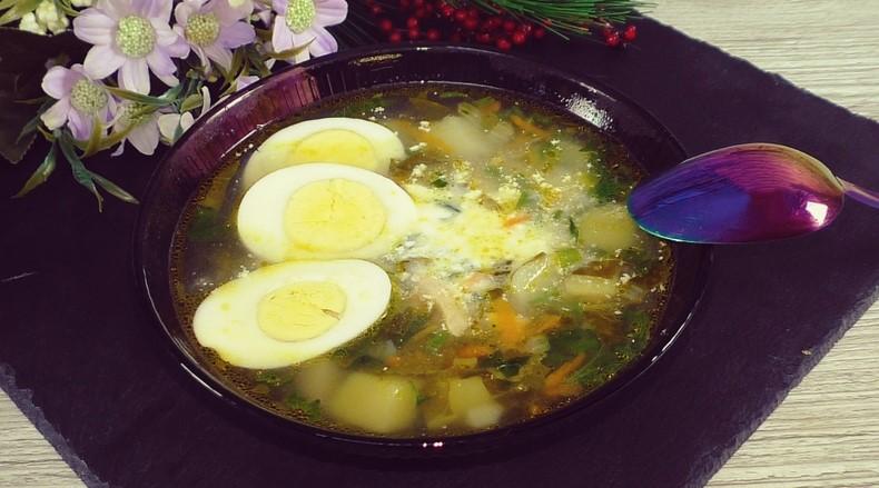 Беру кропиву, щавель, зелену цибулю та варю смачний весняний суп