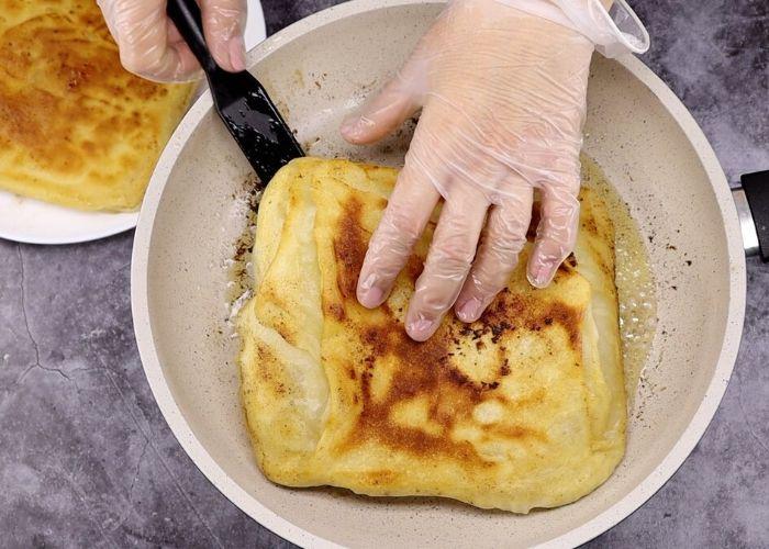 Тільки кип'яток і борошно: часто готую такі коржі замість хліба