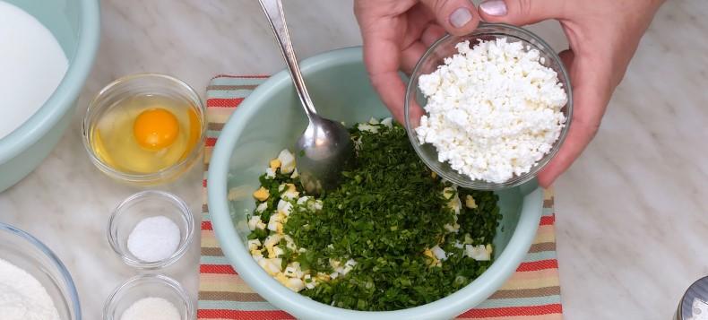 Ліниві пиріжки на кефірі із зеленою цибулею та яйцем