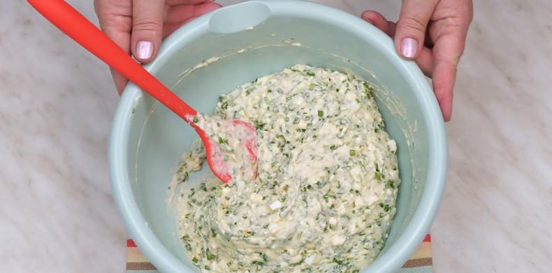 Ліниві пиріжки на кефірі із зеленою цибулею та яйцем