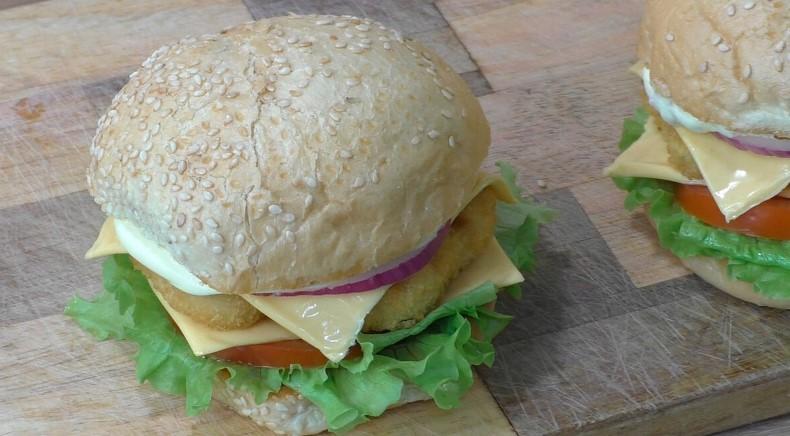 Домашні чізбургери з куркою на швидку руку: це неймовірно смачно
