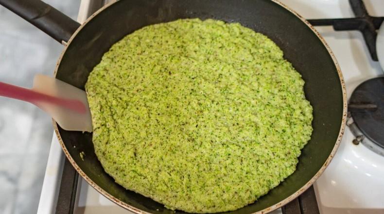 Легка та ароматна піца на основі броколі за 20 хвилин