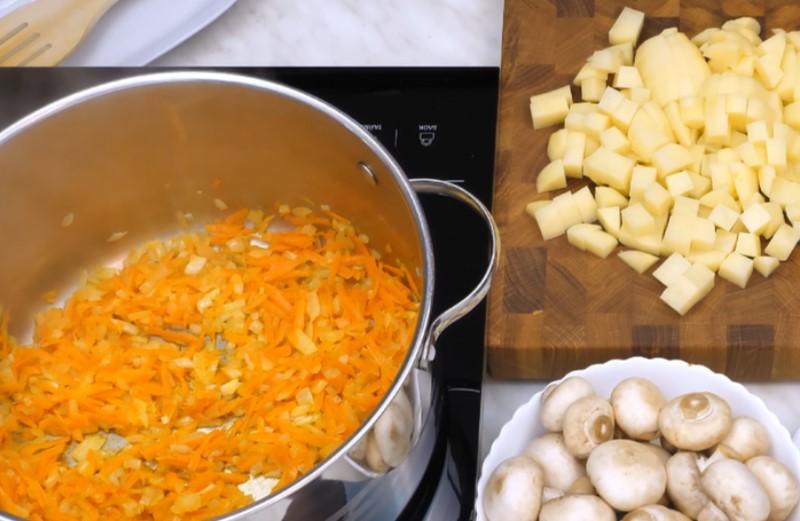 Ситна страва навіть без м'яса. Один із найулюбленіших рецептів грибного супу