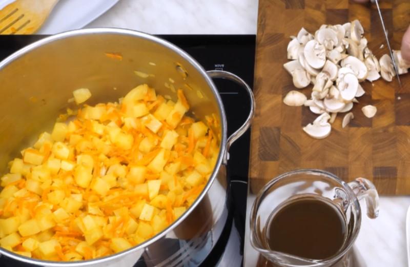 Ситна страва навіть без м'яса. Один із найулюбленіших рецептів грибного супу