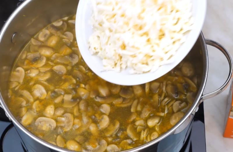 Ситна страва навіть без м'яса. Один із найулюбленіших рецептів грибного супу