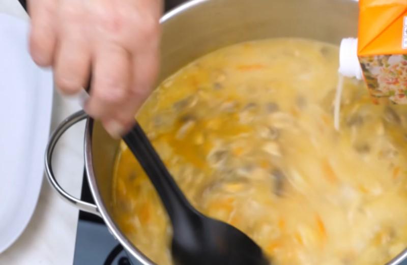 Ситна страва навіть без м'яса. Один із найулюбленіших рецептів грибного супу