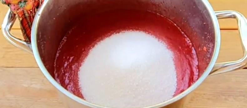 У мене виходить густий, з гарним кольором джем з полуниці без додаткових загусників