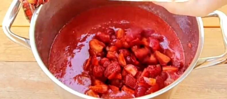 У мене виходить густий, з гарним кольором джем з полуниці без додаткових загусників