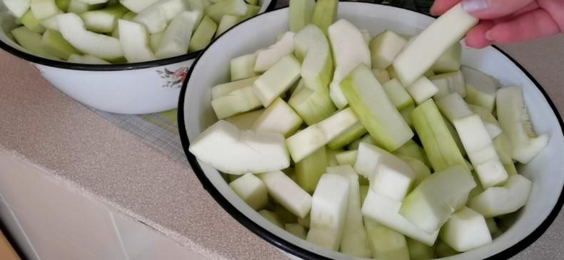 Для цього рецепту хрумких маринованих кабачків підійдуть навіть переспілі кабачки