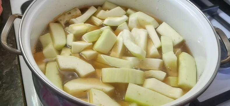 Для цього рецепту хрумких маринованих кабачків підійдуть навіть переспілі кабачки