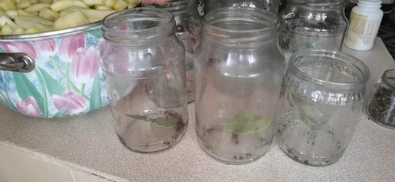 Для цього рецепту хрумких маринованих кабачків підійдуть навіть переспілі кабачки