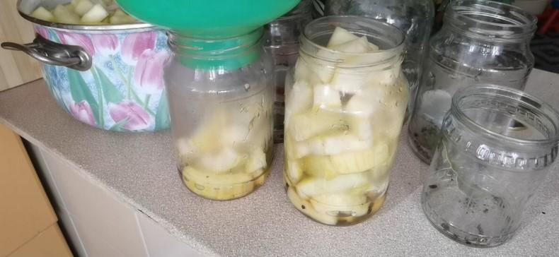 Для цього рецепту хрумких маринованих кабачків підійдуть навіть переспілі кабачки