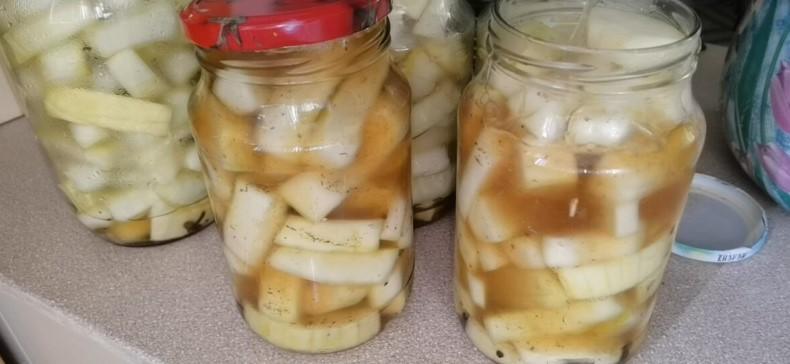 Для цього рецепту хрумких маринованих кабачків підійдуть навіть переспілі кабачки