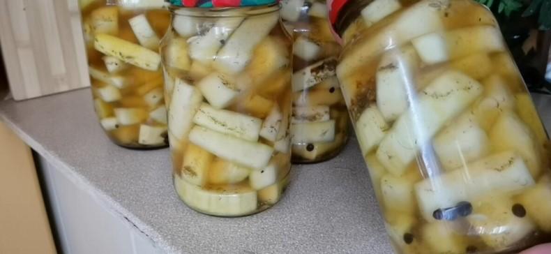 Для цього рецепту хрумких маринованих кабачків підійдуть навіть переспілі кабачки