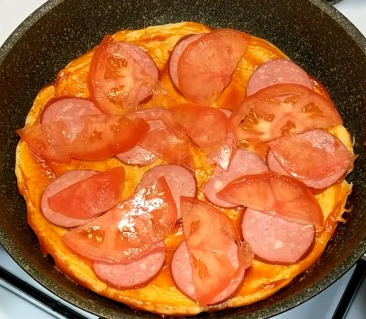 Дуже смачна та швидка піца на сковороді