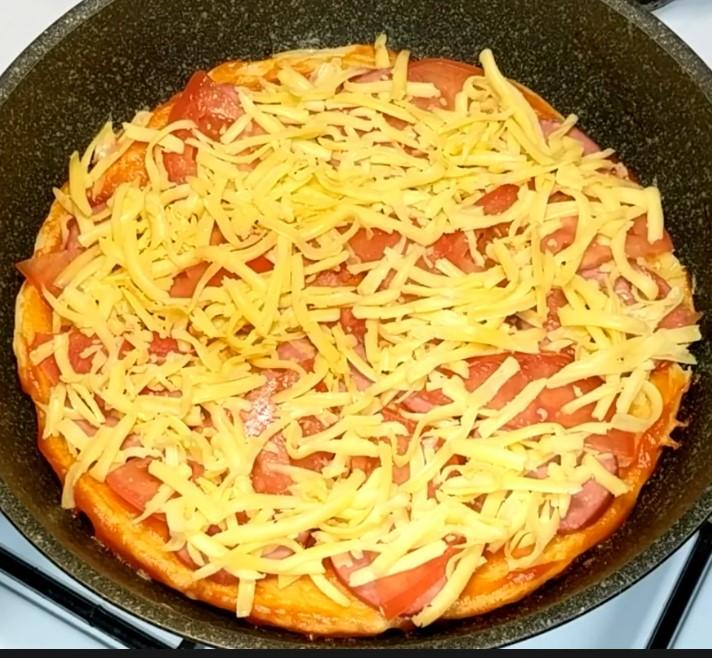 Дуже смачна та швидка піца на сковороді