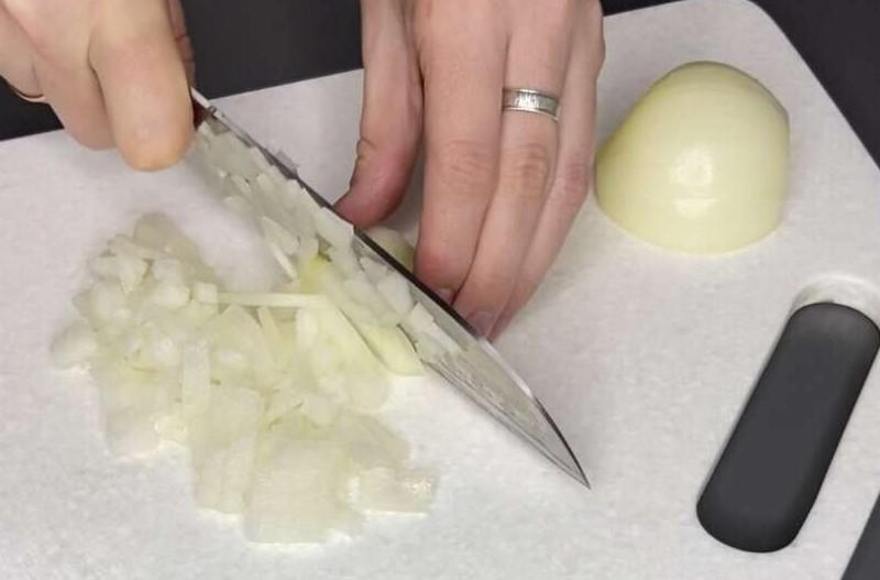 Простий салат, і всі інгредієнти знайомі, але з маринованою цибулею набуває абсолютно нового смаку