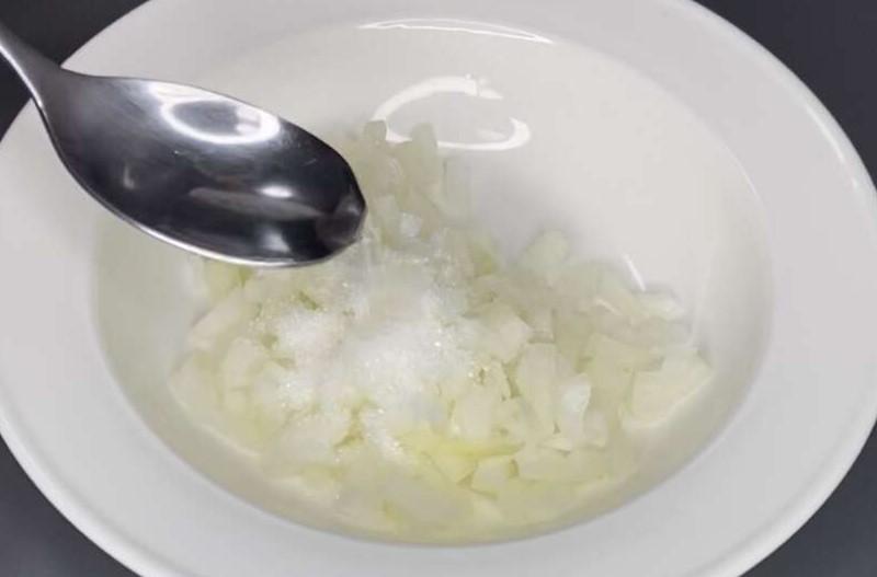 Простий салат, і всі інгредієнти знайомі, але з маринованою цибулею набуває абсолютно нового смаку