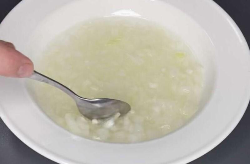 Простий салат, і всі інгредієнти знайомі, але з маринованою цибулею набуває абсолютно нового смаку