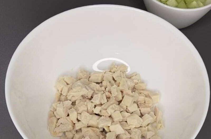 Простий салат, і всі інгредієнти знайомі, але з маринованою цибулею набуває абсолютно нового смаку